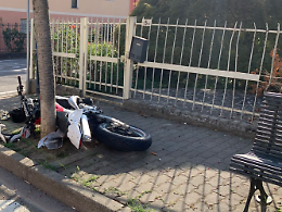 Perde il controllo della moto e sbatte contro un cancello, 17enne ferito gravemente