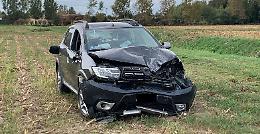 Perde il controllo dell'auto e si ribalta in un fosso, ferito un 65enne