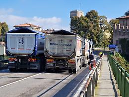 Sul ponte prove statiche di carico con sei mezzi pesanti