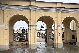 Guano di piccioni ovunque: degrado al cimitero