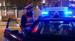 Perseguita la ex e le ruba del denaro, poi aggredisce i carabinieri: arrestato 41enne