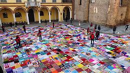 Crema, la coperta anti violenza stesa in piazza del Duomo