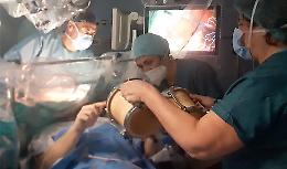 Intervento al cervello da sveglio, il paziente suona con i Blues Brothers