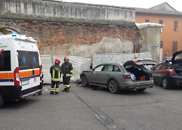 Si schianta con l'auto contro il cantiere del torrione: ferito 52enne