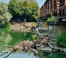 Ponte ferroviario, avviata la rimozione dei detriti alla base delle pile