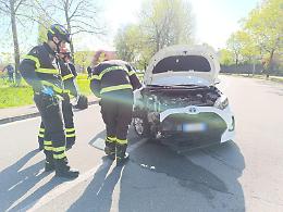 Perde il controllo e finisce contro un palo: paura per una 77enne