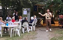 Un aperitivo coi nonni: è magia sotto le stelle