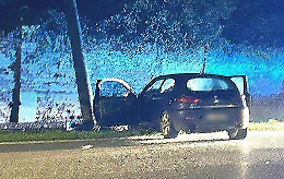 Auto fuori controllo, palo della luce abbattuto e conducente ferito