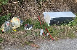 Spazzatura e un frigo per strada