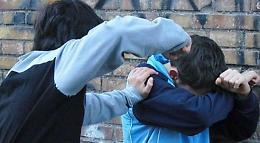 Ragazzino pestato fuori da scuola finisce  all’ospedale col naso rotto