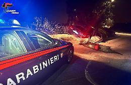 Auto rubata abbandonata dopo un incidente: caccia ai ladri in fuga