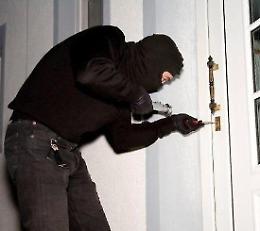 Tenta di entrare in casa  all’ora di cena, i proprietari si accorgono e lo mettono in fuga   