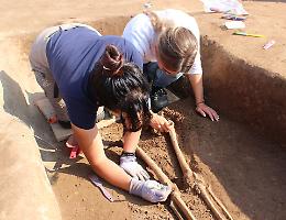 Dagli scavi di Bedriacum emergono una stalla e un sistema fognario romano