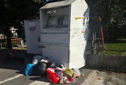 Vestiti abbandonati accanto al cassonetto: proteste dei residenti