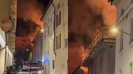 Paura nella notte, fiamme in un condominio del centro