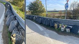 Venti sacchi di lana di vetro abbandonati lungo la strada