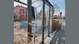 Vandali in azione: pensilina dei bus danneggiata
