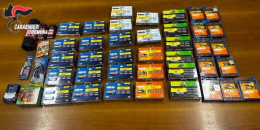 Denunciati due uomini per ricettazione: avevano lamette e prodotti rubati