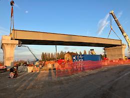 Trave da 330 tonnellate installata sul nuovo cavalcaferrovia della Piadena-Mantova