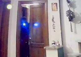 Video del ladro mentre apre la porta del soggiorno: blitz in pi&ugrave; villette