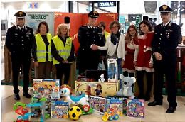 I carabinieri portano gioia ai pi&ugrave; piccoli con una speciale consegna natalizia