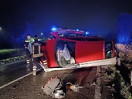 Schianto contro il guardrail e ribaltamento, tragedia sfiorata per una 24enne