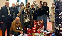 L&rsquo;abbraccio agli anziani: ecco la Befana pi&ugrave; bella