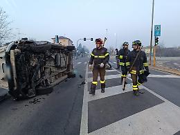 Furgone abbatte il semaforo e si ribalta