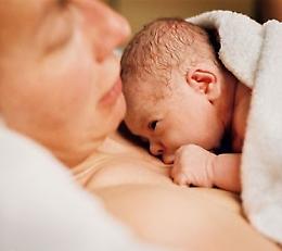 Mamma 29enne partorisce la sua bimba in macchina