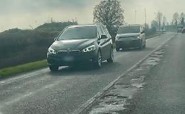 Pioggia e gelo e le strade collassano