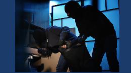 Furti a raffica, nuova incursione notturna in una palazzina