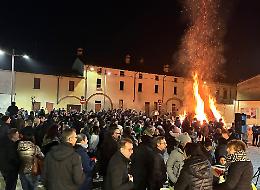 Canti &egrave; fal&ograve; con il paese in piazza