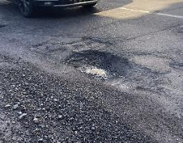 Asfalto colabrodo: auto danneggiata sulla Castelleonese