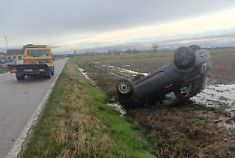 Auto finisce in un campo dopo il ribaltamento, conducente salva