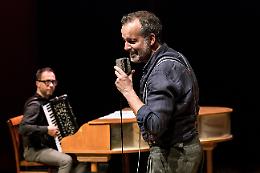 Nel blu: Mario Perrotta rivisita la felicit&agrave; di Modugno al teatro Ragazzola