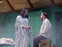 La moglie fantasma: tra Amleto e una farsa senza ritmo