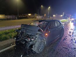 Schianto contro una spazzatrice: 24enne all'ospedale in elisoccorso