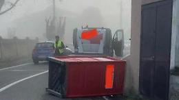 Bagno chimico cade da furgone, momenti di tensione