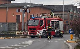 Cartelli in lamiera a penzoloni, intervengono i vigili del fuoco