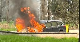 Auto in fiamme nel parcheggio: paura in piazza di Rauso