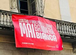 Vessillo antiviolenza esposto dal Comune