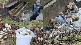 Discarica nel fosso: la ripuliscono i volontari