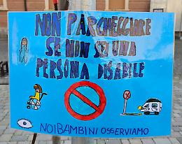&laquo;Non parcheggiare qui se non sei disabile&raquo;, il messaggio dei bambini ai trasgressori