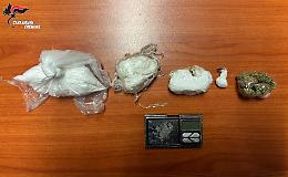 Spaccio di cocaina in casa: 20enne arrestato, denunciato un coetaneo