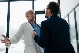 Nel 2025 aggrediti 185 sanitari, in calo dopo il &lsquo;boom&rsquo; del 2024