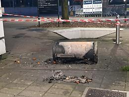 Bidoni dell'immondizia in fiamme nella notte, fermato il piromane