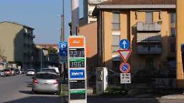 Non cala il prezzo alla pompa
