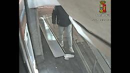 Uno dei manifestanti prende a sprangate un bancomat