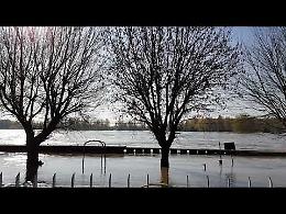VIDEO Piena del Po, il Grande Fiume tra il Parco al Po e il ponte di ferro