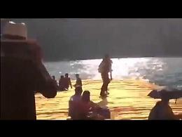 Il video del cremonese che corre nudo sul Floating Piers